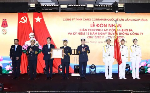Cảng container quốc tế Tân Cảng - Hải Phòng đón nhận Huân chương Lao động hạng Ba