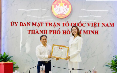 Hoa hậu Bảo Ngọc nhận bằng khen của Ủy ban Mặt trận Tổ quốc Việt Nam TP.HCM