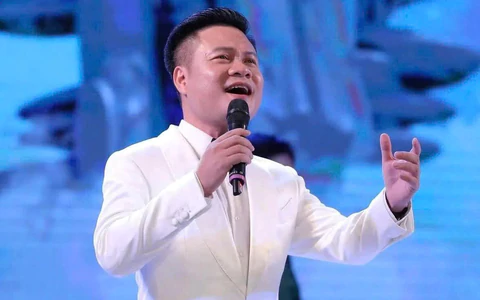 Từ tà áo dài đến bếp lửa quê nhà trong tiếng hát NSƯT Hoàng Tùng