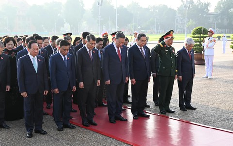 Lãnh đạo Đảng, Nhà nước, các đại biểu Quốc hội vào Lăng viếng Chủ tịch Hồ Chí Minh