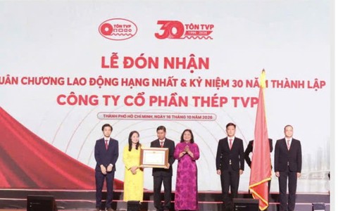 Thép TVP đón nhận Huân chương Lao động hạng Nhất