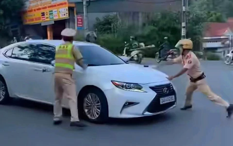 Lào Cai: Nữ tài xế khóa cửa ô tô Lexus, tăng ga bỏ chạy khi CSGT dừng xe kiểm tra