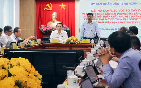 Thứ trưởng Nguyễn Xuân Sang: Gỡ vướng mặt bằng, đẩy tiến độ dự án đường thủy qua Vĩnh Long