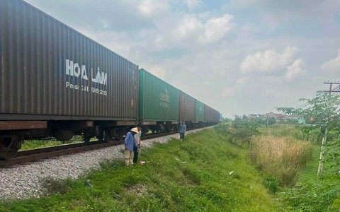 Nghệ An: Tàu hàng đâm trúng xe máy tại lối đi tự mở, một phụ nữ tử vong