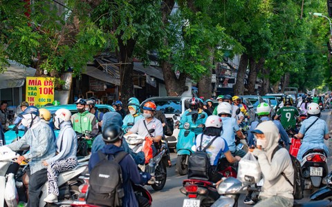 Hà Nội đề xuất hỗ trợ tiền cho hộ nghèo đổi xe xăng sang xe xanh