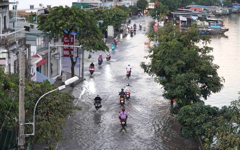 Triều cường gây ngập nhiều tuyến đường TP.HCM, người dân chật vật đi làm