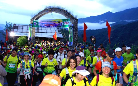 500 nhà báo, vận động viên cùng chinh phục con đường đá cổ PaVi ở Lai Châu