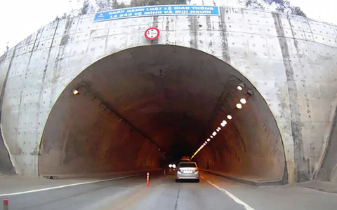 Cấm xe chở xăng dầu, khí đốt qua hầm trên cao tốc Nội Bài - Lào Cai