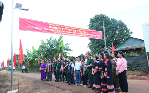 Gia Lai: Tặng 2,1km đường điện năng lượng mặt trời thắp sáng đường làng biên giới