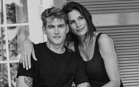 Paris Hilton, Brooklyn Beckham đau lòng trước sự ra đi của con trai Cindy Crawford