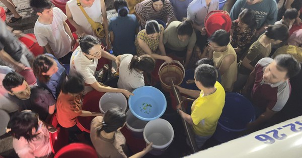 Tối 17/10, cư d&acirc;n khu đ&ocirc; thị Thanh H&agrave; (H&agrave; Nội) tiếp tục phải xếp h&agrave;ng chờ lấy nước từ xe t&eacute;c. Sinh hoạt đảo lộn, họ đề nghị cơ quan chức năng l&agrave;m r&otilde; tr&aacute;ch nhiệm, năng lực của đơn vị cấp nước.