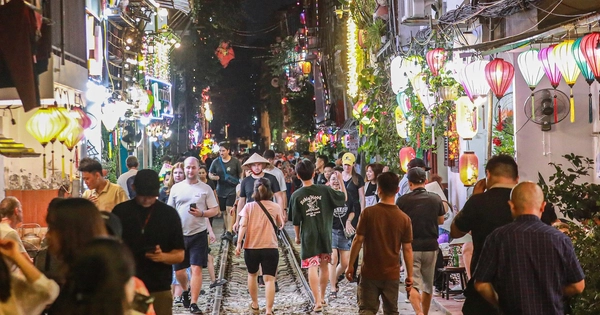 Khu vực đường t&agrave;u từ Trần Ph&uacute; đến Điện Biện Phủ ph&aacute;t sinh tụ điểm kinh doanh c&agrave; ph&ecirc;, nhộn nhịp kh&aacute;ch du lịch, nguy cơ mất an to&agrave;n.