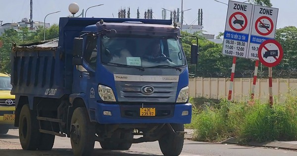 Bất chấp biển báo cắm ngay đầu đường, loạt xe tải có khối lượng chuyên chở trên 9 tấn ồ ạt vào đường cấm tải trên 2,5 tấn Yên Khê 1, Đà Nẵng.