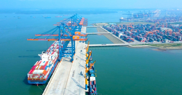 Nhiều h&atilde;ng t&agrave;u ngoại tăng ph&iacute;, phụ ph&iacute; khiến doanh nghiệp xuất nhập khẩu 