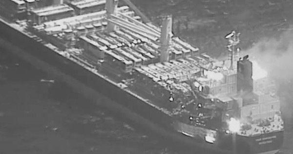 Hỗ trợ thuyền viên Việt Nam trên tàu bị Houthi tấn công- Ảnh 2. Theo thông báo từ công ty sở hữu tàu hàng True Confidence, có một thủy thủ người Việt nằm trong ba người thiệt mạng khi tàu chở các thuyền viên này bị Houthi tập kích trên Vịnh Aden.