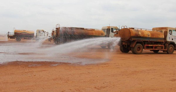 Những ng&agrave;y qua, miền Nam v&agrave;o cao điểm nắng n&oacute;ng, thời tiết kh&ocirc; r&aacute;o, c&aacute;c nh&agrave; thầu đang đẩy nhanh san lấp dự &aacute;n&nbsp;s&acirc;n bay Long Th&agrave;nh.