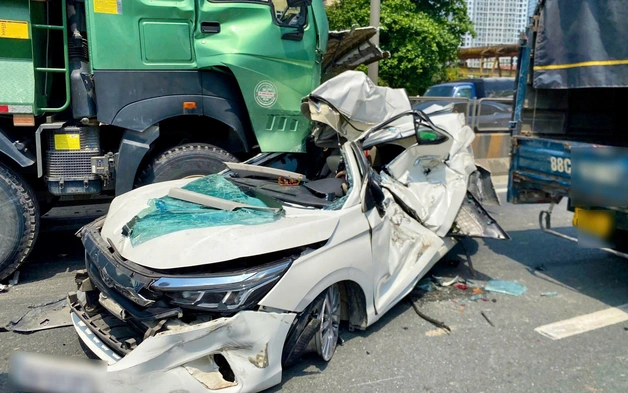 Hà Nội: Hàng loạt ô tô va chạm liên hoàn ở đường Vành đai 3 trên cao, xe con bị vò nát