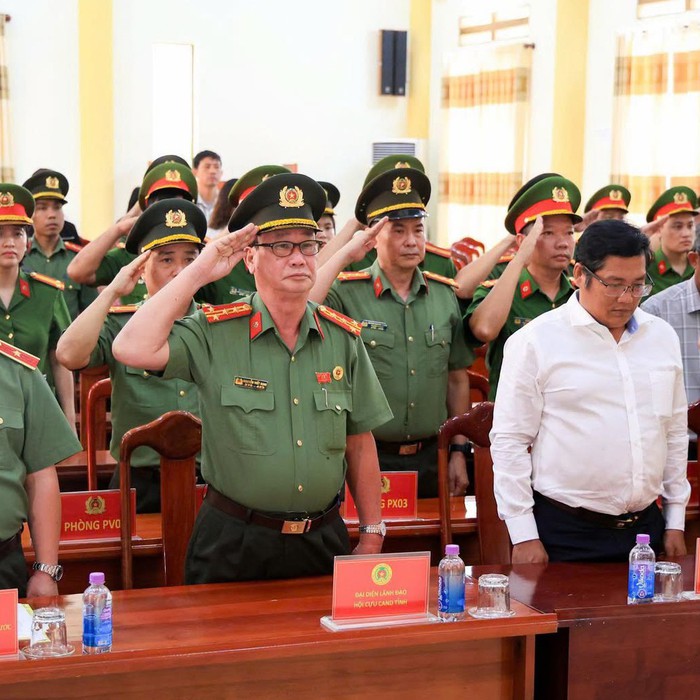 Trao bằng Tổ quốc ghi công cho thân nhân thiếu tá công an hy sinh khi làm nhiệm vụ