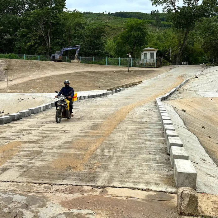 Khắc phục xong hư hỏng cầu tràn Thạch Nham, người dân Quảng Ngãi đi lại thuận lợi
