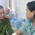 Hai cán bộ công an Phú Thọ hỗ trợ nạn nhân gặp tai nạn trên đường