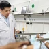 Cứu người đàn ông bị thanh xà beng dài 1,5m đâm xuyên đùi