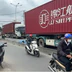 TP.HCM: Xe máy trượt ngã vào làn ô tô, nam thanh niên bị xe container cán tử vong tại chỗ