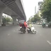 Shipper phóng nhanh gây tai nạn, xe máy lộn nhào giữa đường
