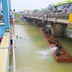 Trục vớt thành công sà lan cuối cùng mắc kẹt tại cầu Mỹ Chánh, Quảng Trị