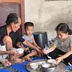 Cô giáo quên mình cứu bé trai trước đầu xe tải