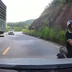 Xe máy vượt ẩu ở khúc cua, suýt đối đầu ô tô