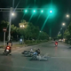 Lao qua ngã tư khi đèn đỏ, xe máy đâm trực diện xe khác