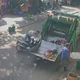 Ô tô đang dừng thu gom rác, bất ngờ xe máy tông mạnh từ phía sau