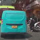 Vừa đi xe máy vừa xem điện thoại, cô gái ngã nhào giữa đường