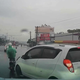 Tạt đầu xe khác giữa vòng xuyến, xe con húc ngã người đi xe máy