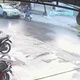 Ô tô lao sang làn ngược chiều, đâm liên tiếp hai xe máy ở Hưng Yên