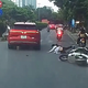 Luồn lách vượt ẩu, nam sinh đi xe máy gây tai nạn liên hoàn