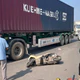 Tai nạn giao thông 28/10: Người đi xe máy tử vong sau vụ va chạm với xe container