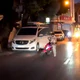 Ô tô mở cửa bất cẩn, đẩy ngã tài xế xe máy trước đầu xe ngược chiều
