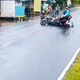 Mất lái vì mải cúi nhìn đuôi xe, người đi xe máy gây tai nạn liên hoàn