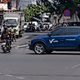 Vượt đèn đỏ, xe máy bị ô tô tông văng giữa giao lộ