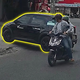 Ô tô lùi xe mất kiểm soát, xoay tròn giữa đường phố