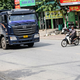 Cùng phóng tốc độ cao qua ngã tư, xe máy tông ngang xe tải ở Thanh Hóa