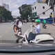Tạt đầu xe máy, hai thiếu niên khiến người đàn ông ngã trước đầu ô tô