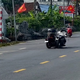 Người phụ nữ đi xe máy gây tai nạn khi cắt ngang đường lớn