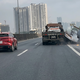 Thót tim cảnh hàng chục tấm tôn bay khỏi xe đầu kéo trên cao tốc