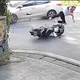 Ô tô và 2 xe máy đi tốc độ cao va chạm giữa ngã tư, một người bị hất văng xa
