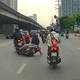 Khoảnh khắc xe máy tạt đầu nhiều phương tiện, gây tai nạn rồi bỏ chạy