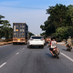 Bốn thanh niên đi xe máy phóng nhanh, lạng lách, đâm trực diện 2 ô tô
