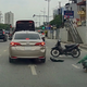 Mất tập trung, nam thanh niên lái xe máy tông thẳng ô tô