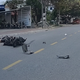 Không giảm tốc khi vào giao lộ, xe máy đâm trực diện ô tô